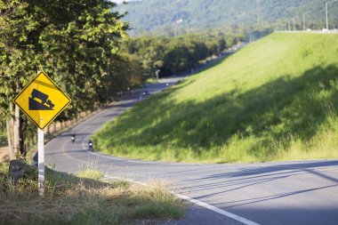 Kamyon yokuş aşağı trafik Işareti, eğim uyarı işareti