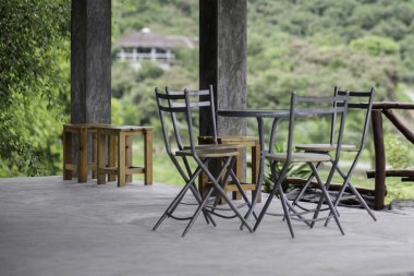 Sandalye sandalyeler arka plan dağlar