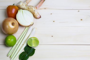 Eski bir ahşap ba üzerinde limon, limonata, kırmızı biber ve sebze