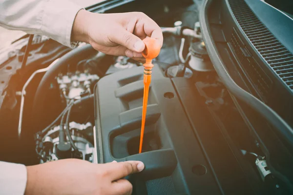 汽车发动机油维修汽车工人。聚焦软橙色图像 — 图库照片