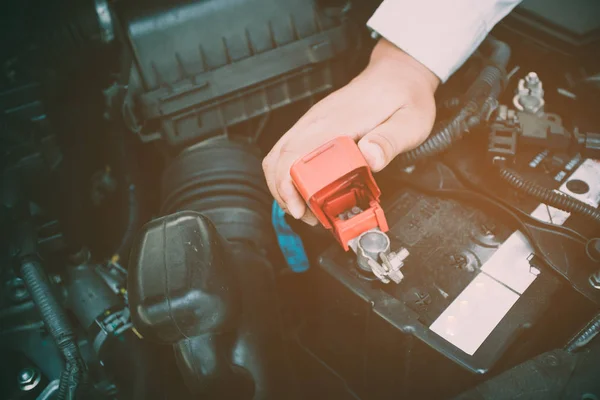 汽车电池服务维护始终可用。聚焦软橙色图像. — 图库照片