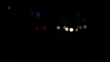 Gece renkli bokeh ışıkları ve Şehir trafiği odak araba dışında 