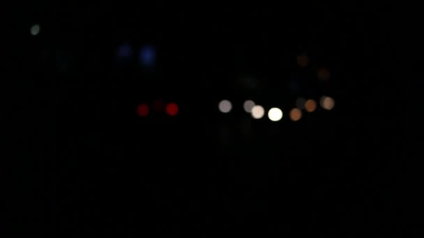 Noční Pestrobarevné Světlíky Nesoustředné Vozy Městské Dopravy — Stock video