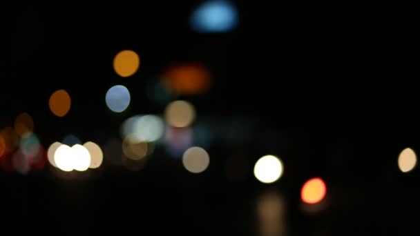 Luci Colorate Bokeh Notturne Auto Fuori Fuoco Del Traffico Cittadino — Video Stock