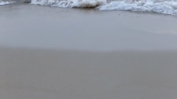 Tha の砂浜 美しいビーチ 熱帯の海の海の柔らかい波 — ストック動画