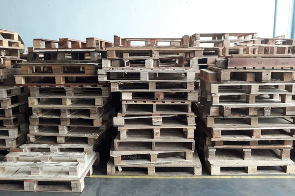 Pilas de paletas de madera viejas — Foto de Stock