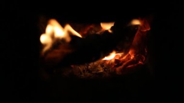 Siyah arka planda şömine alev yangın. Odak dışında bulanık. 