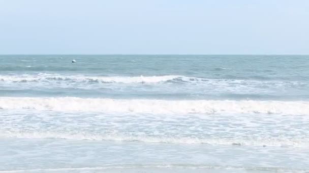 Linha Estreita Praia Ondas Mar Com Onda Batendo Costa Arenosa — Vídeo de Stock