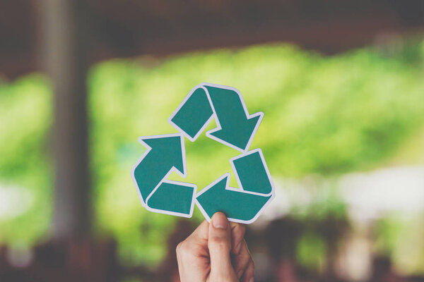 сохранить концепцию охраны окружающей среды с помощью рук, держащих вырезанный бумажный мусор, показывающий
