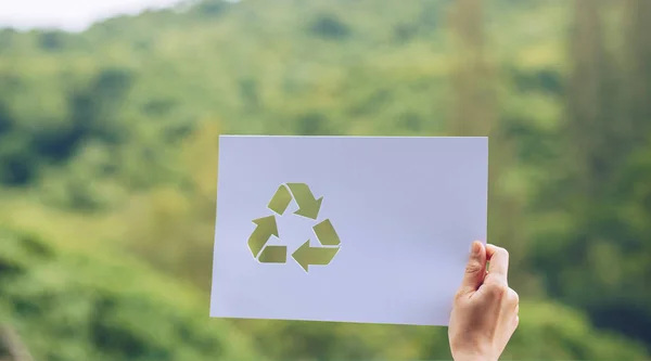 Weltökologie retten Konzept Umweltschutz mit Händen halten ausgeschnittenes Papierrecycling zeigen — Stockfoto