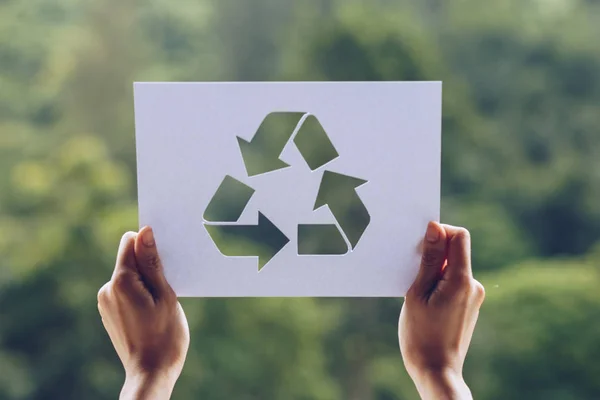 Salvar o conceito de ecologia mundial conservação ambiental com as mãos segurando recortar reciclagem de papel mostrando — Fotografia de Stock