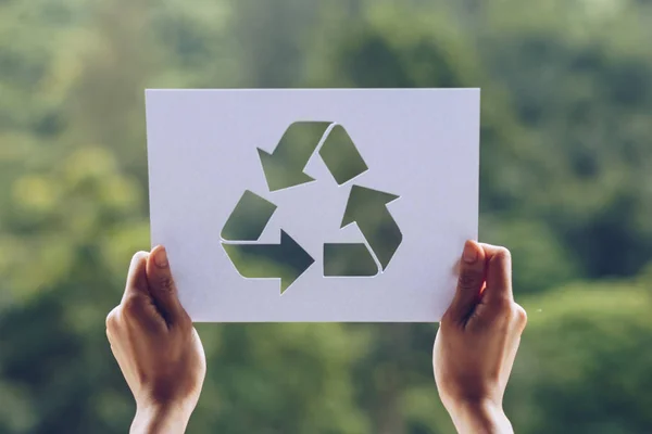 Weltökologie retten Konzept Umweltschutz mit Händen halten ausgeschnittenes Papierrecycling zeigen — Stockfoto