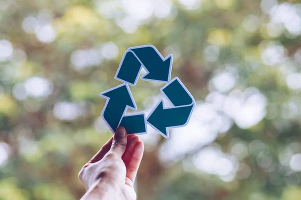 Salvar el concepto de ecología mundial conservación del medio ambiente con las manos que sostienen el reciclaje de papel cortado mostrando — Foto de Stock