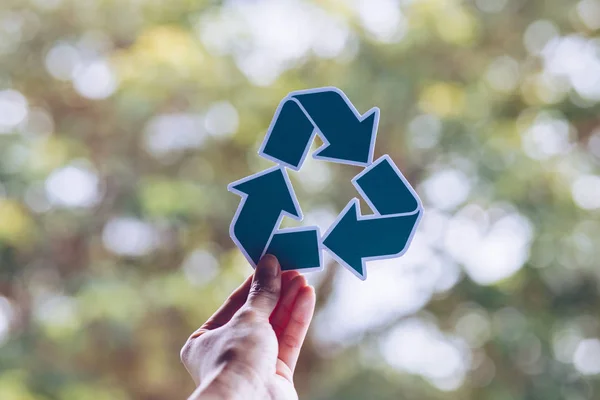 Salvar el concepto de ecología mundial conservación del medio ambiente con las manos que sostienen el reciclaje de papel cortado mostrando — Foto de Stock