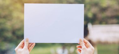 Doğa arka planda el ile iş kağıdı göster