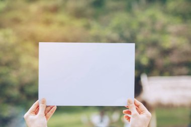Doğa arka planda el ile iş kağıdı göster