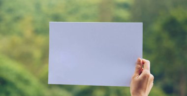 Doğa arka planda el ile iş kağıdı göster