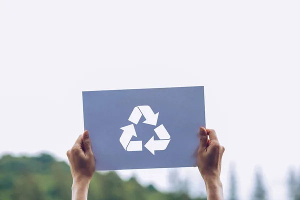 세계 생태 개념 환경 보전을 손으로 잘라 내어 종이 재활용 전시 — 스톡 사진