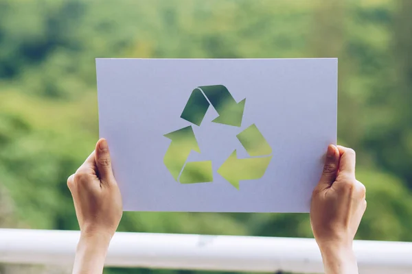 Salvare concetto di ecologia mondiale conservazione ambientale con le mani tenendo ritagliato carta riciclare mostrando — Foto Stock