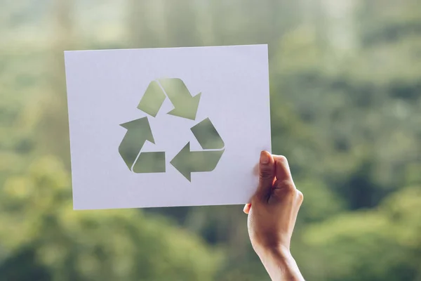 세계 생태 개념 환경 보전을 손으로 잘라 내어 종이 재활용 전시 — 스톡 사진