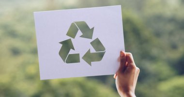 dünya ekoloji kavramı çevre koruma kaydetmek elleri kağıt geri dönüşüm gösteren kesip tutarak