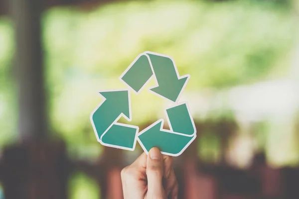 Save World Ecology concept milieubehoud met handen houden uitgesneden papier Recycle tonen — Stockfoto