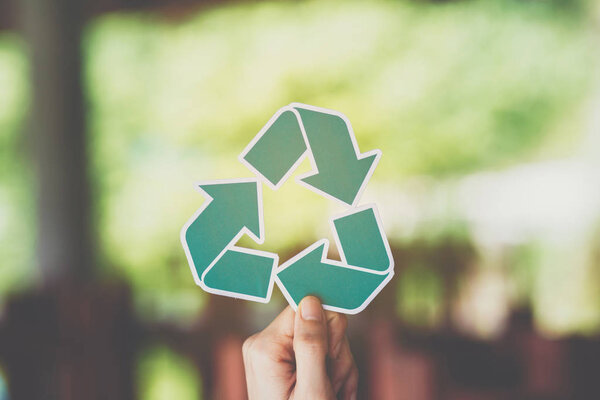 сохранить концепцию охраны окружающей среды с помощью рук, держащих вырезанный бумажный мусор, показывающий
