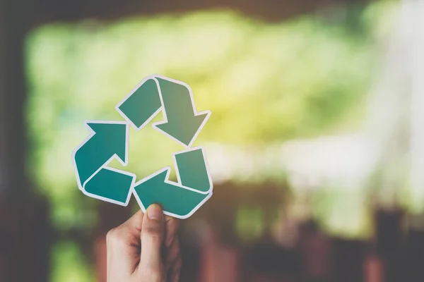 Weltökologie retten Konzept Umweltschutz mit Händen halten ausgeschnittenes Papierrecycling zeigen — Stockfoto