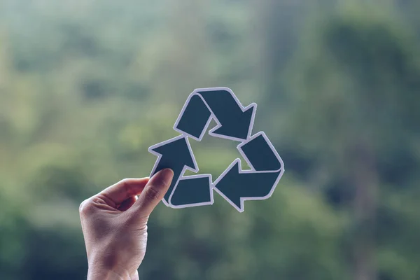 Salvar el concepto de ecología mundial conservación del medio ambiente con las manos que sostienen el reciclaje de papel cortado mostrando — Foto de Stock