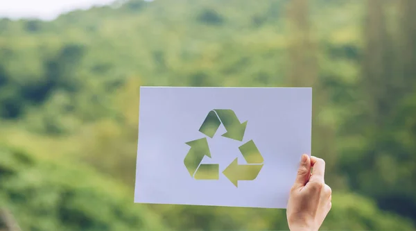 Save World Ecology concept milieubehoud met handen houden uitgesneden papier Recycle tonen — Stockfoto