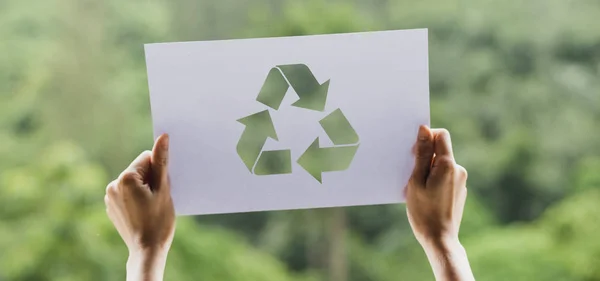 Зберегти світову екологічну концепцію охорони навколишнього середовища з руками, що тримають вирізану переробку паперу — стокове фото