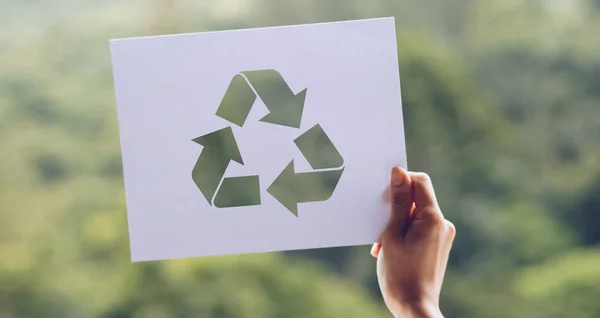 Save World Ecology concept milieubehoud met handen houden uitgesneden papier Recycle tonen — Stockfoto