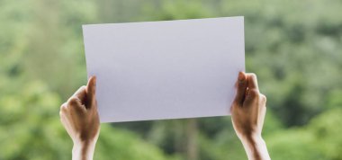Doğa arka planda el ile iş kağıdı göster