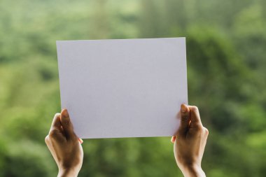 Doğa arka planda el ile iş kağıdı göster