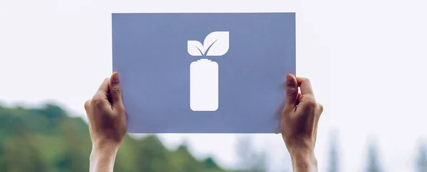 Sauver le monde écologie concept conservation de l'environnement avec les mains tenant le papier découpé laisse batterie économie d'énergie montrant — Photo