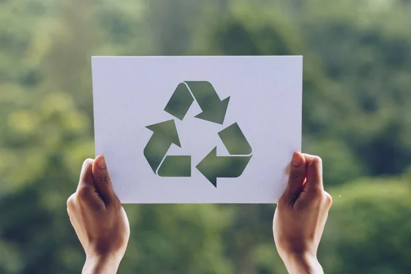 拯救世界生态理念 环保用双手捧出剪纸回收展示 — 图库照片