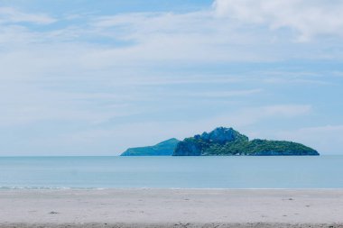 Güzel bulutlar ile deniz manzarası
