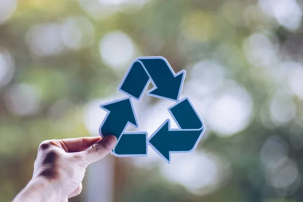 Save World Ecology concept milieubehoud met handen houden uitgesneden papier Recycle tonen — Stockfoto