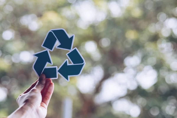 Save World Ecology concept milieubehoud met handen houden uitgesneden papier Recycle tonen — Stockfoto