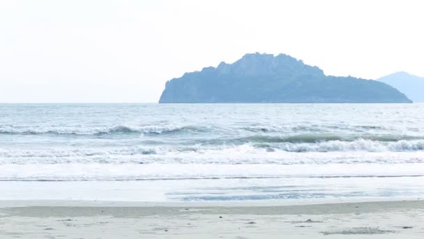 Línea Playa Estrecha Olas Del Mar Con Olas Que Estrellan — Vídeo de stock