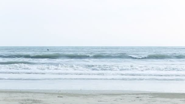 Smalle Strand Lijn Zee Golven Met Wave Crashen Sandy Shore — Stockvideo