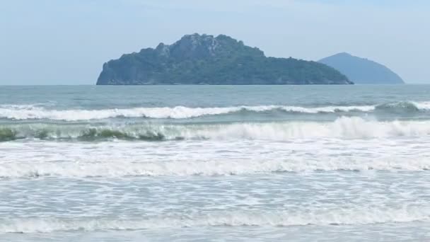 Schmale Strandlinie Meereswellen Mit Wellen Die Auf Sandiges Ufer Krachen — Stockvideo