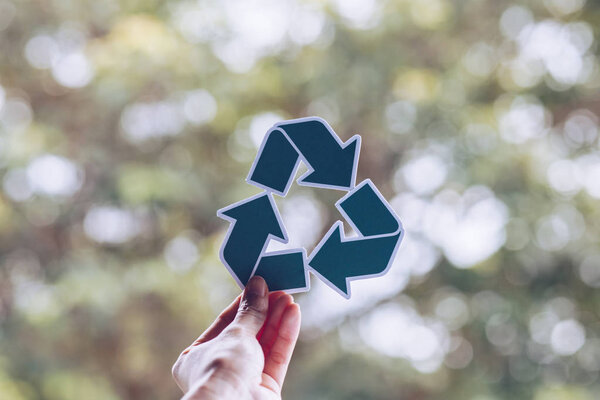 сохранить концепцию охраны окружающей среды с помощью рук, держащих вырезанный бумажный мусор, показывающий
