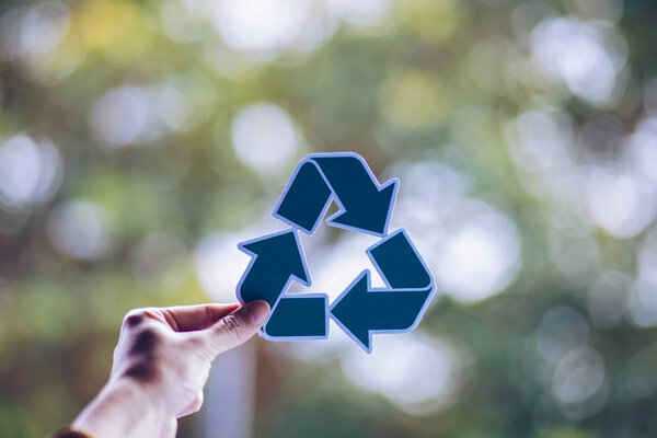 сохранить концепцию охраны окружающей среды с помощью рук, держащих вырезанный бумажный мусор, показывающий
