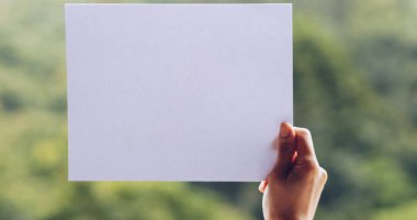 Doğa arka planda el ile iş kağıdı göster