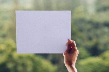 Doğa arka planda el ile iş kağıdı göster