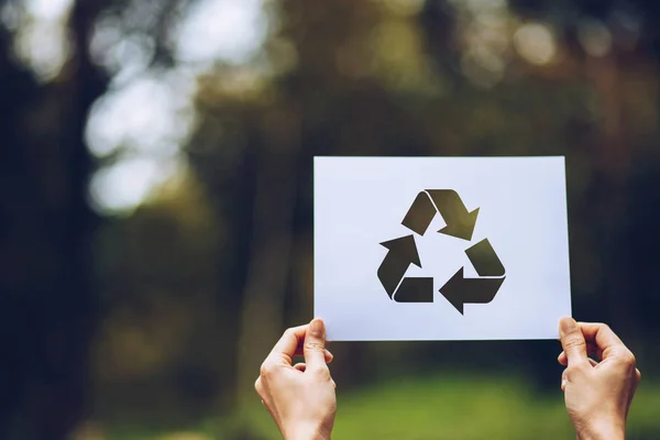 Zachránit světový Ekologický koncept ochrana životního prostředí s rukama přidržením vyjmutí papírového koše zobrazující — Stock fotografie