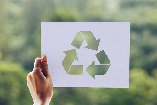 сохранить концепцию охраны окружающей среды с помощью рук, держащих вырезанный бумажный мусор, показывающий
