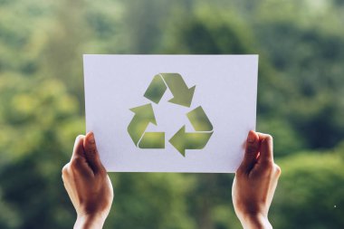 dünya ekoloji kavramı çevre koruma kaydetmek elleri kağıt geri dönüşüm gösteren kesip tutarak