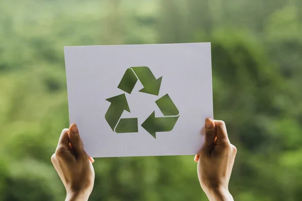 Salvar o conceito de ecologia mundial conservação ambiental com as mãos segurando recortar reciclagem de papel mostrando — Fotografia de Stock